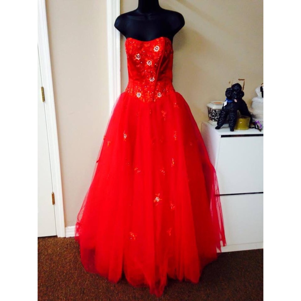 Red tulle ballgown size 4 new gown